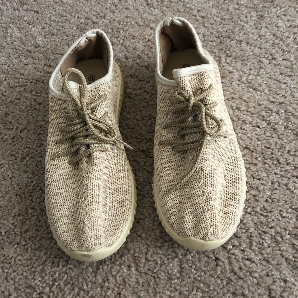Tennis shoes - Picture 2 of 4